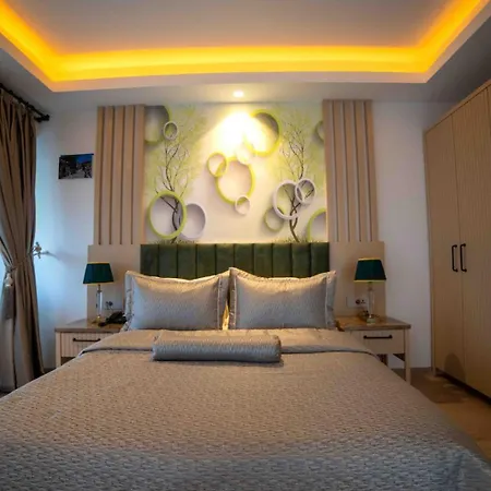 Luxury Boutuiqe 닷차